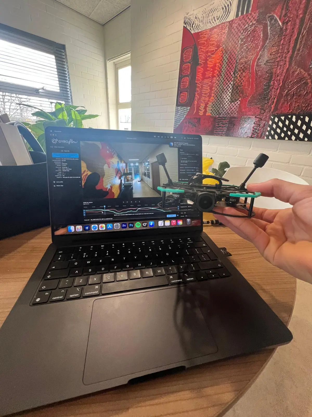 Dronebeelden worden geedited op laptop